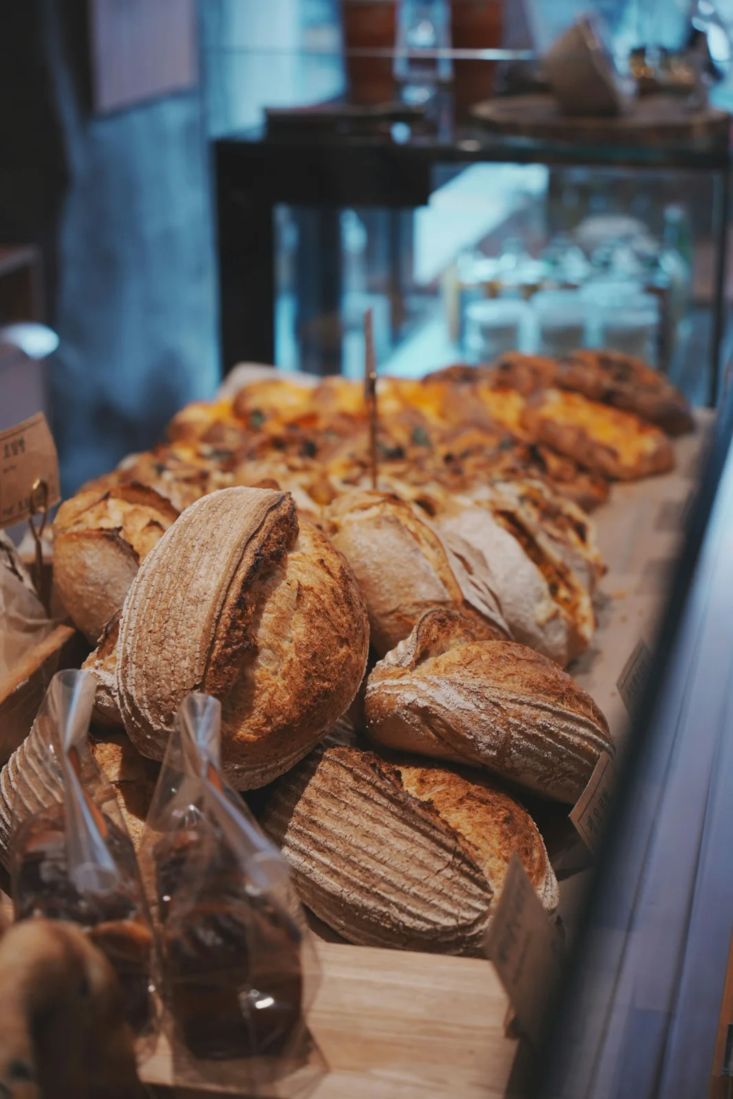 Pains artisanaux à la croûte dorée sur les étagères d’un fournil