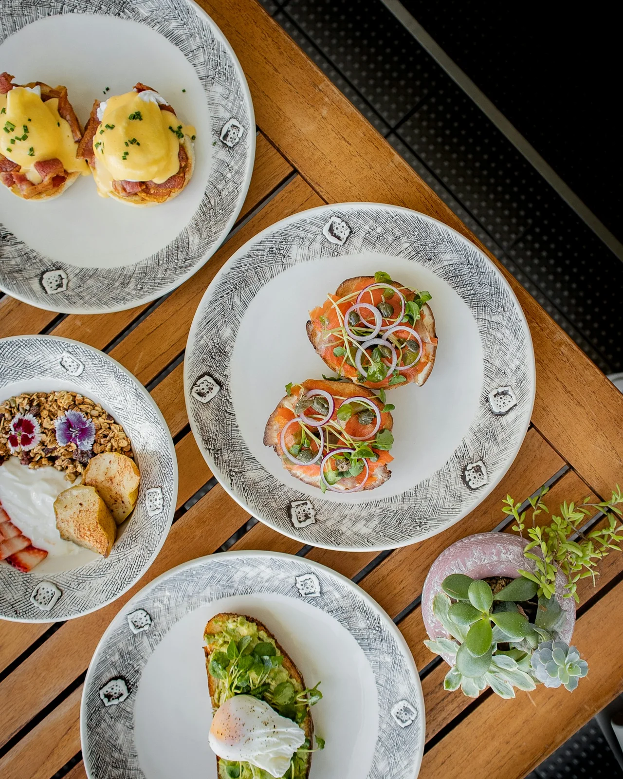 Assiettes colorées et généreuses dressées sur une table